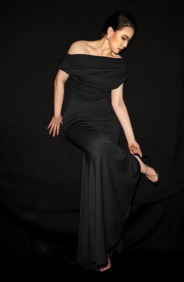 Elegant off-shoulder bodycon evening dress in black, sleeveless design