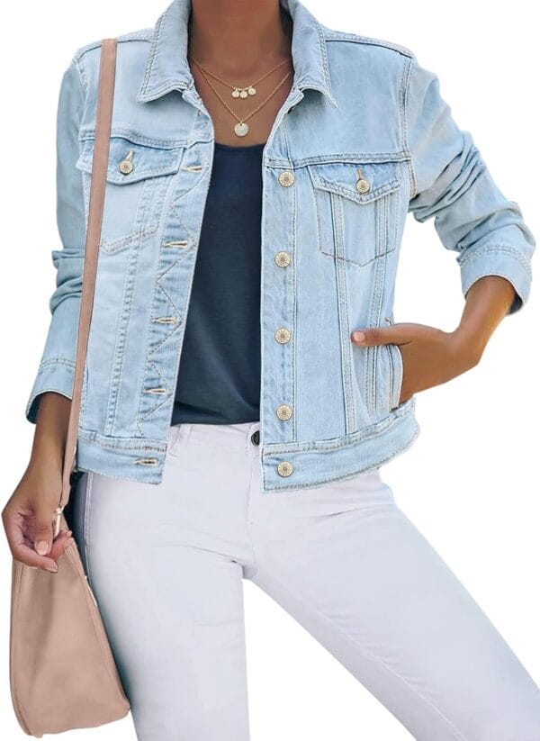 Fitted women's denim jacket with long sleeves and stylish design