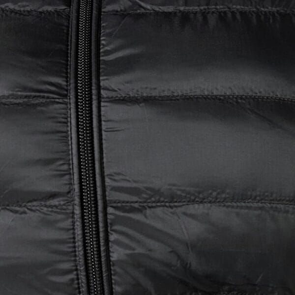 Lightweight women's packable puffer jacket in water-resistant fabric