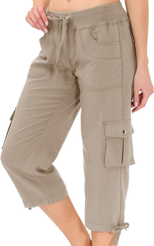 Lightweight women's capris with pockets in loose fit, casual style