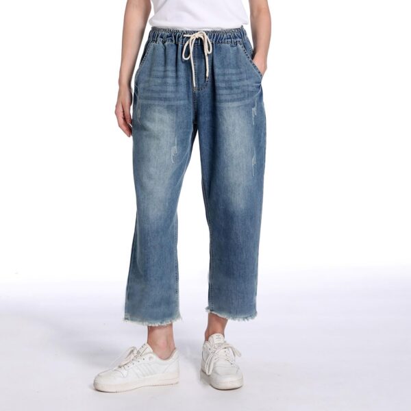 Women’s elastic waist cropped jeans in a baggy fit with pockets