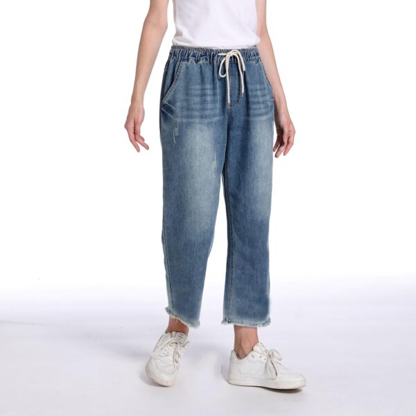 Women’s elastic waist cropped jeans in light blue denim with pockets
