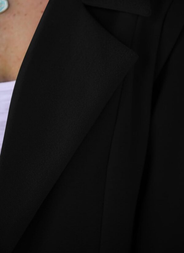 Women's long blazer in loose fit with lapel pockets, ideal for work