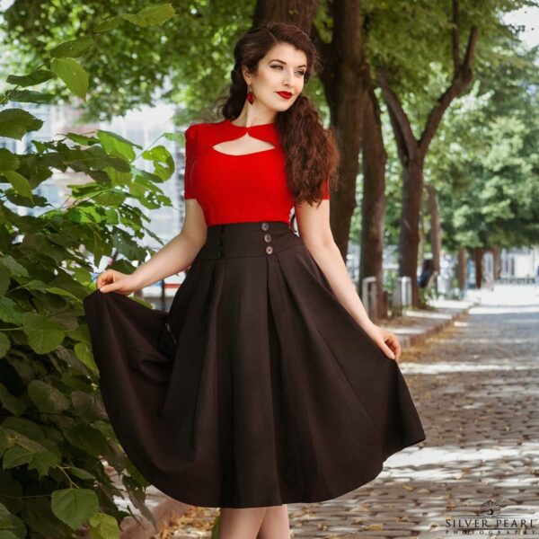 Women's vintage high waisted pleated midi skirt with pockets in a sunny setting