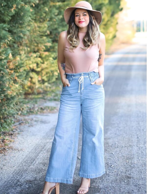 Wide leg jeans for women with stretchy high waist and baggy fit