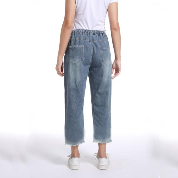 Women’s elastic waist cropped jeans in baggy fit with pockets