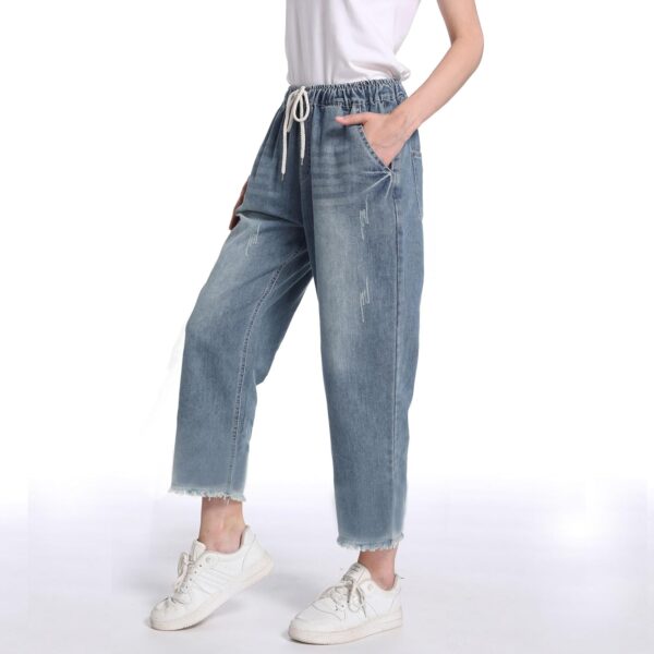 Women's high-rise elastic waist cropped jeans in baggy fit with pockets