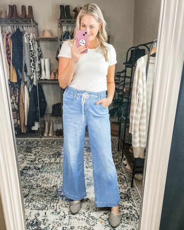Wide leg jeans for women with a high waist and stretchy denim material